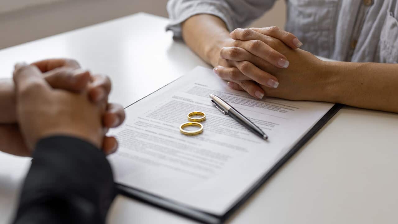 Divorce agreement and wedding rings