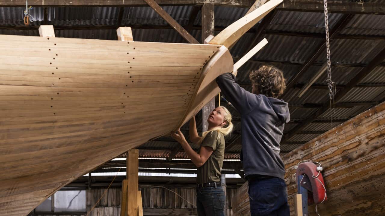Iefke and Matt are building their own wooden sail ship