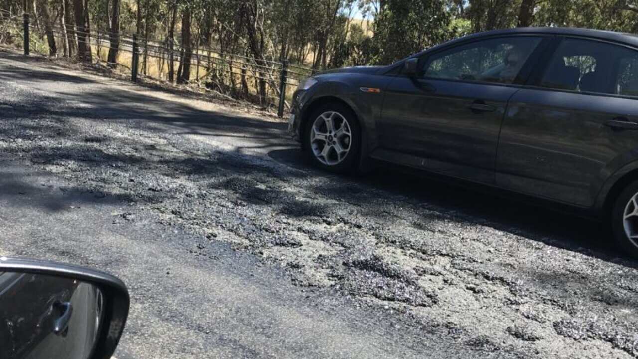 Traffic delays after 10 kilometres of Victoria's Hume Freeway melts