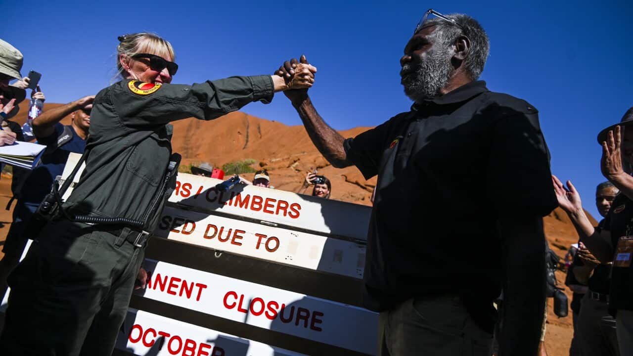 Mlinzi Lynda Wright (kushoto) na Mwenyekiti wa baraza la Uluru-Kata Tjuta Sidney James (kulia) waamkiana baada yakutekelezwa kwa marufukuyakupanda Uluru