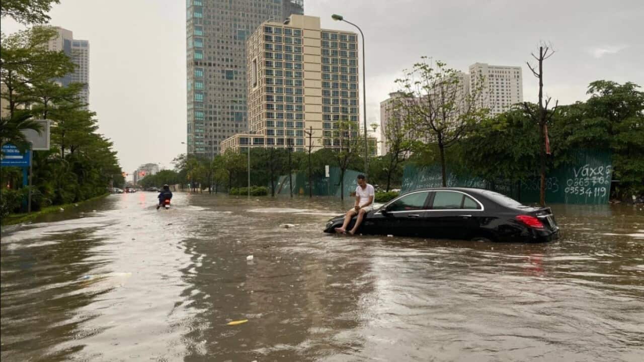 Chiếc xe chết máy trên đường nay đã là sông trước tòa nhà Keangnam quận Cầu Giấy