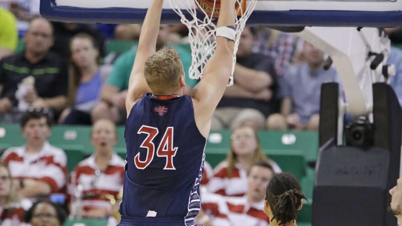 Saint Mary's Jock Landale (34) and Arizona's Keanu Pinder (25)