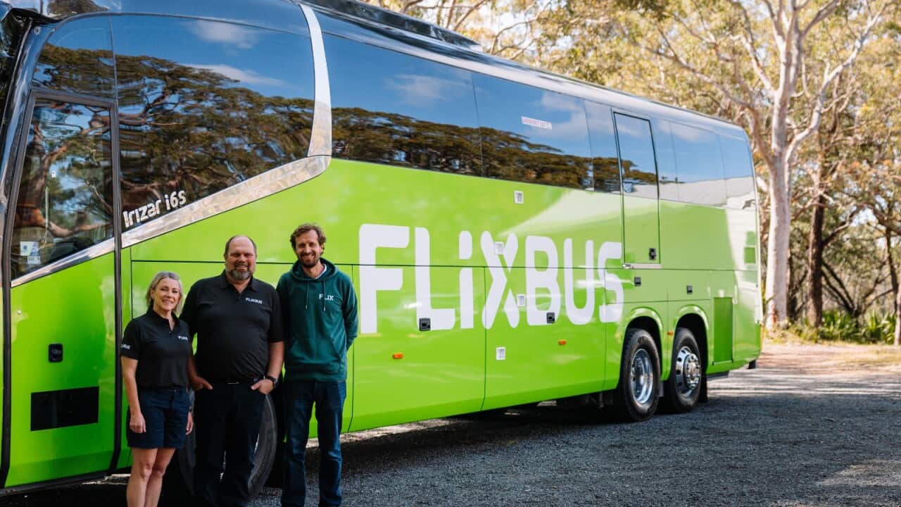 A droite, Yvan Lefranc-Morin, directeur général de FlixBus en Australie, avec Alyson and Brenton Deane de Deanes Coaches Group