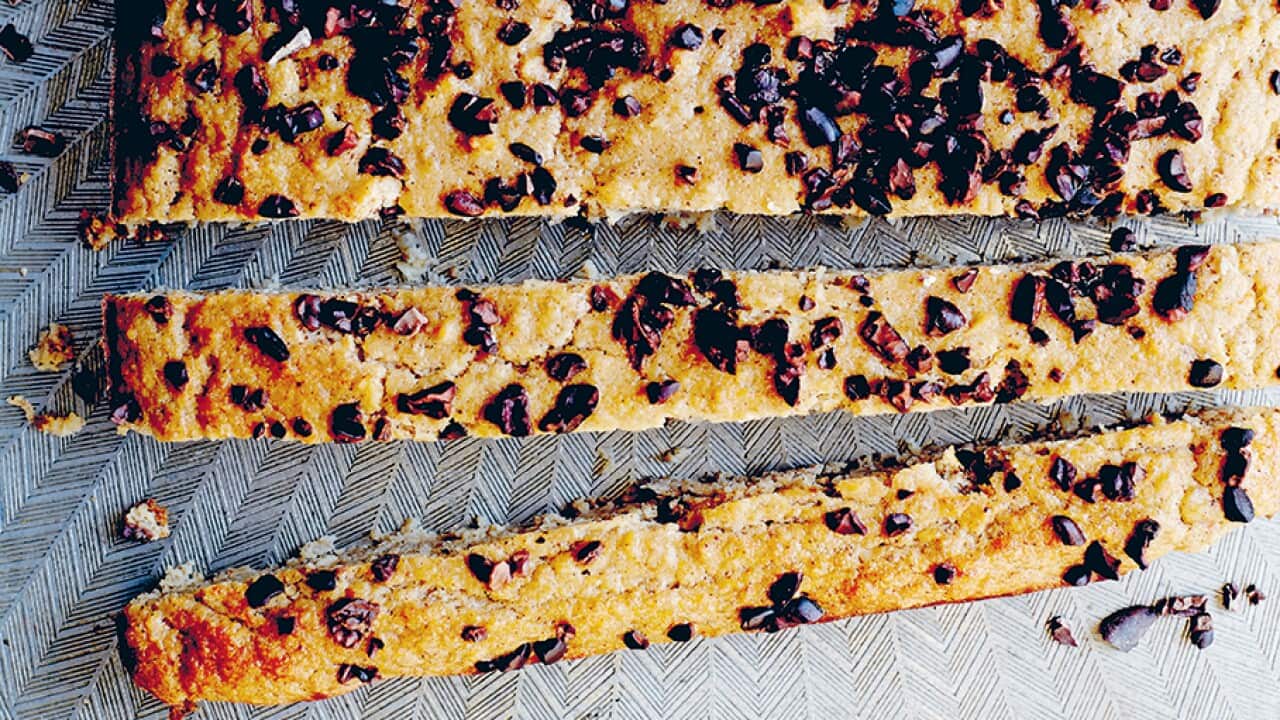 Banana chai blondies