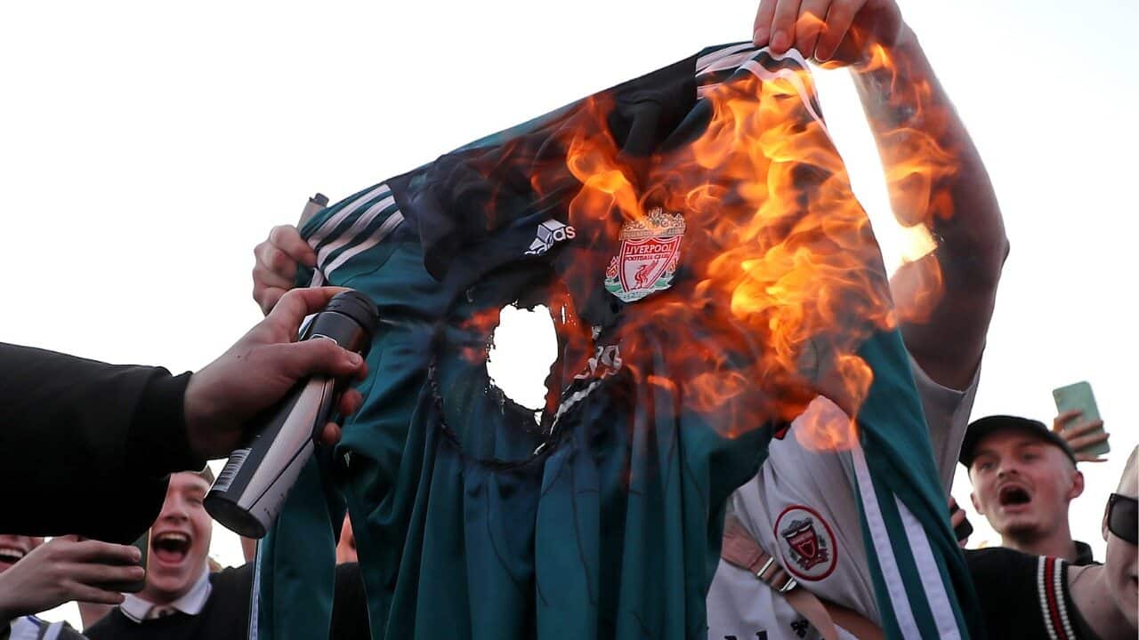 Liverpool fans burn Liverpool jersey