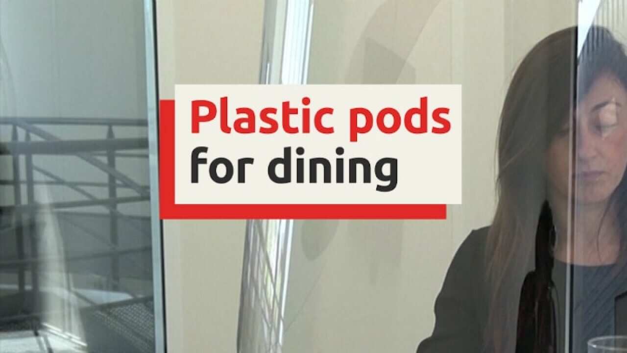 Plastic podsfor dining