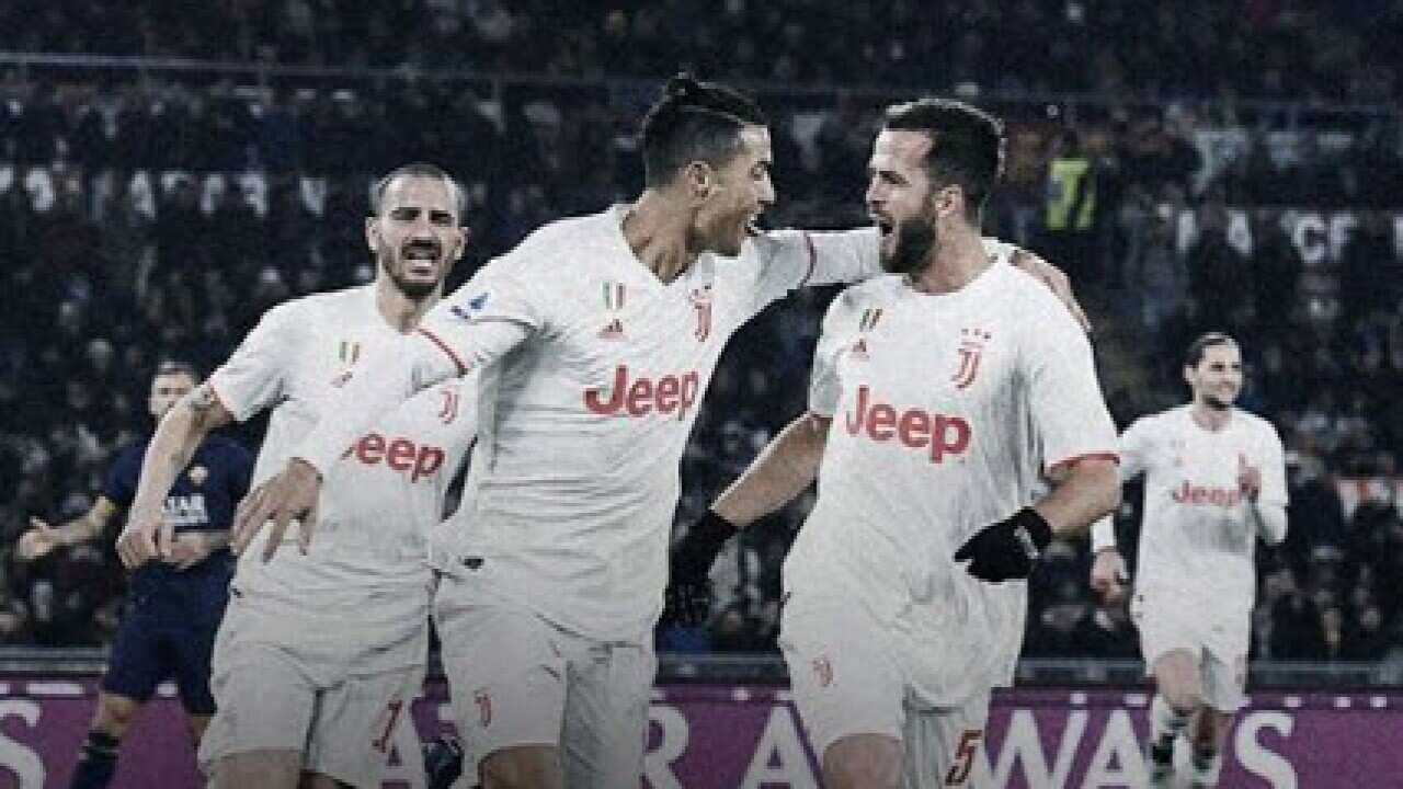 I giocatori della Juve festeggiano allo stadio Olimpico
