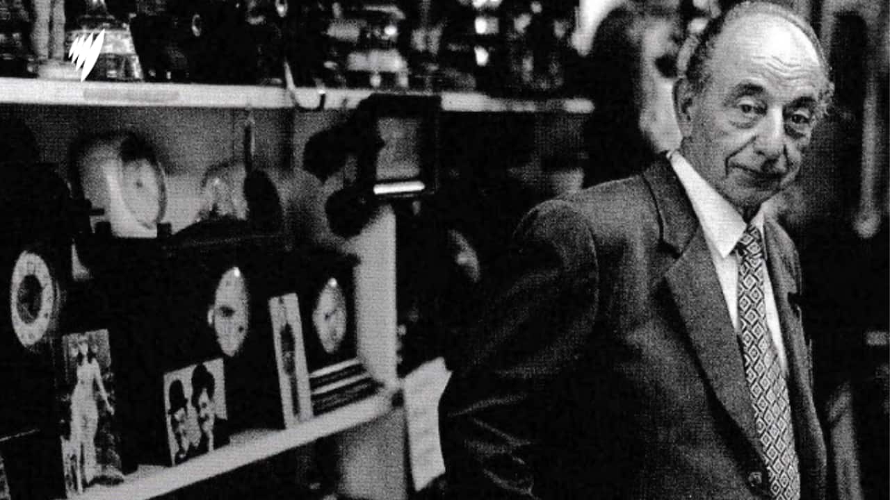Ο Στάθης Ραυτόπουλος στο σπίτι του όπου διατηρούσε το αρχείο του