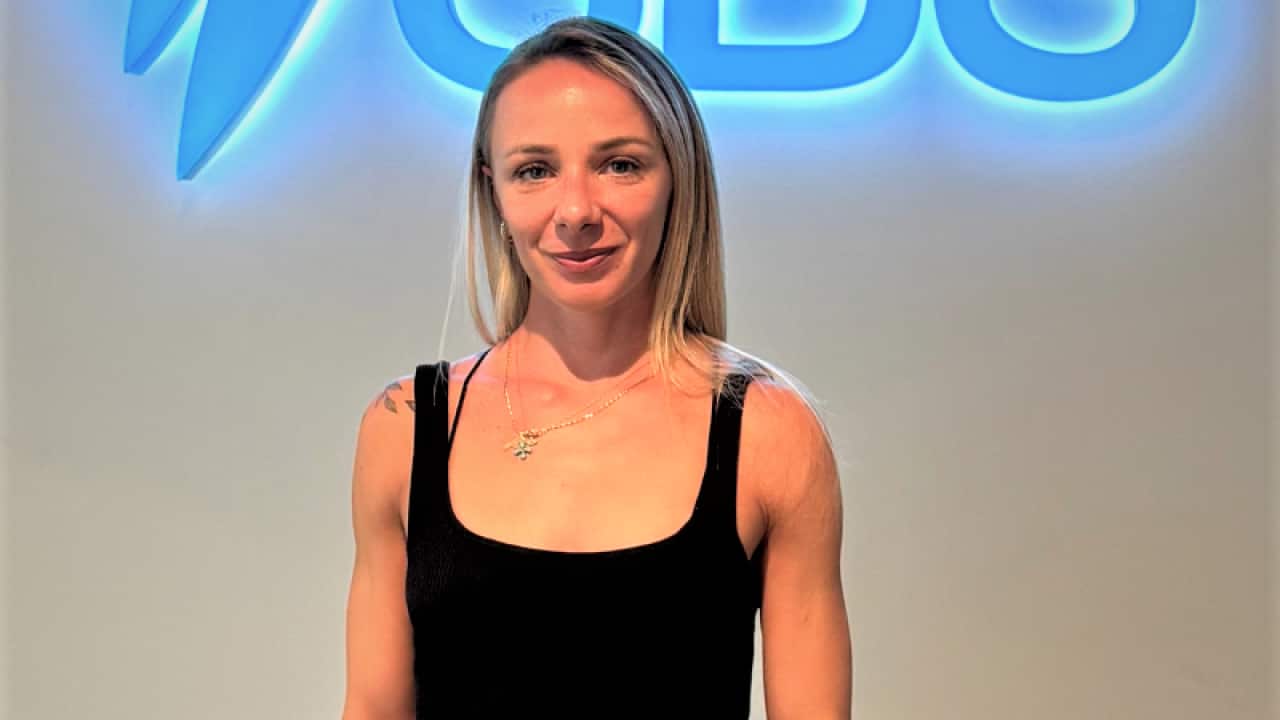 Η Αντιγόνη Ντρισμπιώτη στις εγκαταστάσεις της Ραδιοφωνίας SBS, Μελβούρνη, Φεβρουάριος 2025