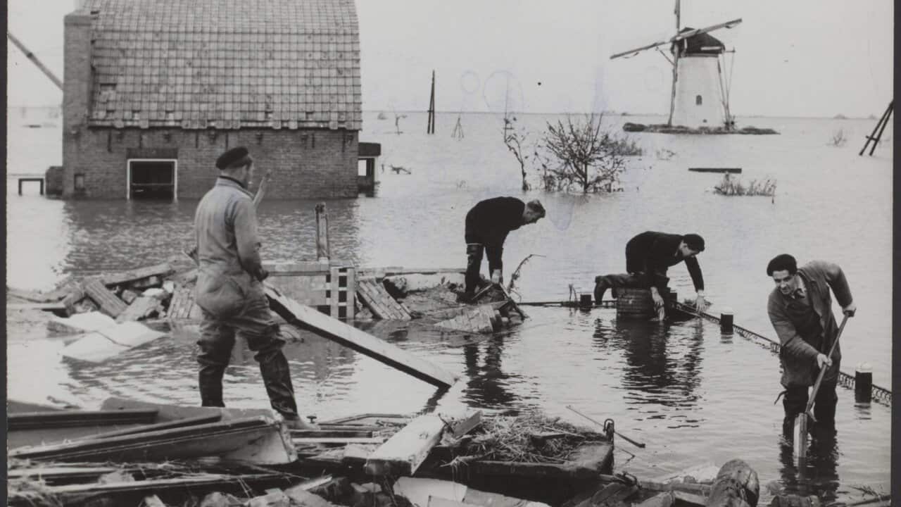 Watersnood 1953. In Nieuwerkerk op Duiveland staat het water nog tot aan de daken van de huizen. Na twee maanden staat het water in deze plaats, welke nog volkomen is geïsoleerd nog even hoog als op de dag van de stormramp op 1 februari 1953. Slechts per roeiboot is het dorp waar 15 mensen aanwezig zijn te bereiken. Wateraanvoer geschiedt per tankboot, welk water in tanks ter plaatse wordt gedaan. Naar slachtoffers wordt nog steeds gezoch en zo veel mogelijk wordt nog uit het water gehaald, wat in de toekomst nog van nut kan wezen.