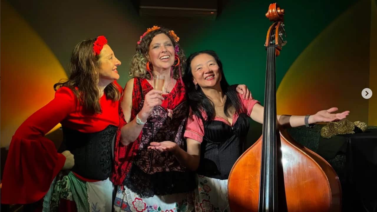 Castlemaine Jo hands.png