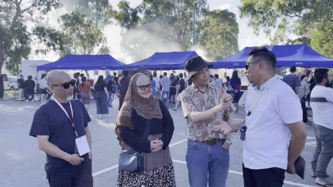 Zaini Ahmad berbual dengan, dari kiri, Md Kamal Ismail, Solsila Abu Samah dan Fandi, co-penganjur Bazaar Ramadan Malaysia di Melbourne.png