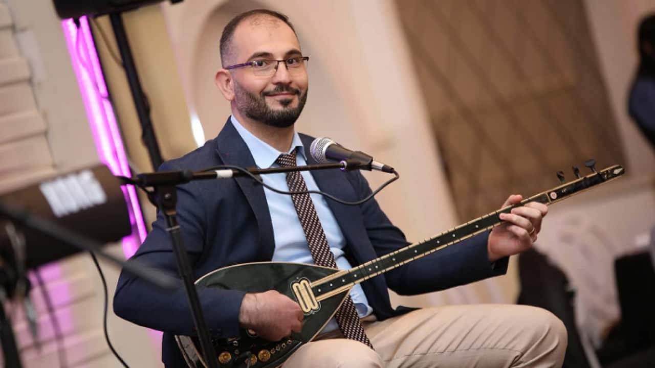 د. براء الربان يعزف على آلة البزق.png