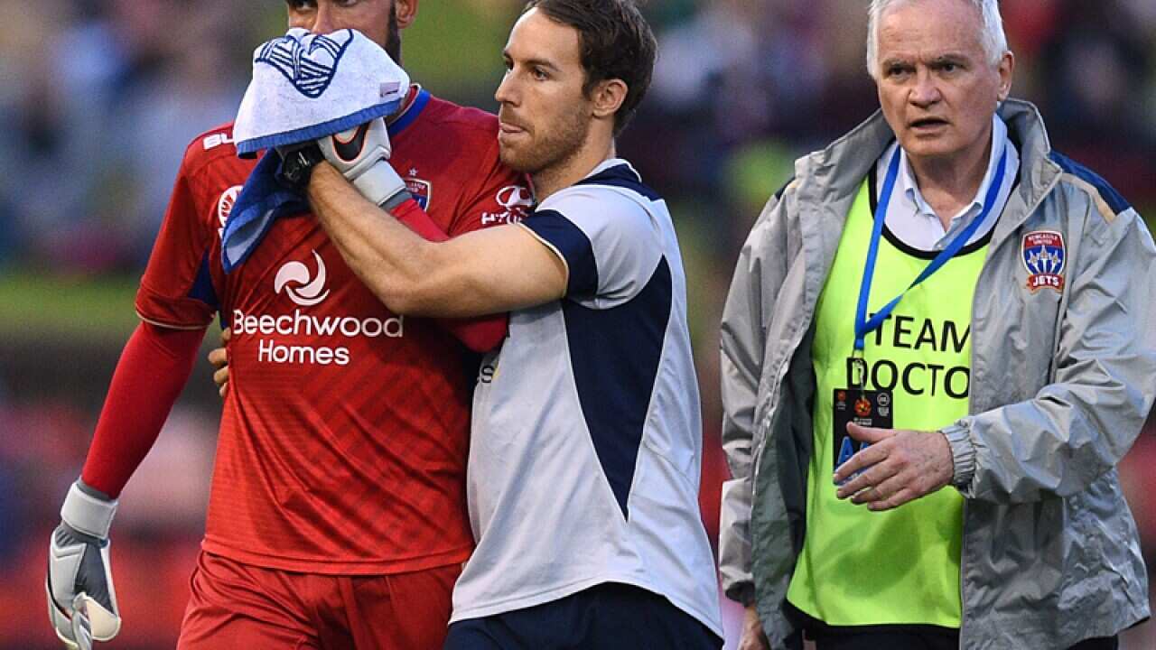 Newcastle Jets goalkeeper Mark Birighitti (L)