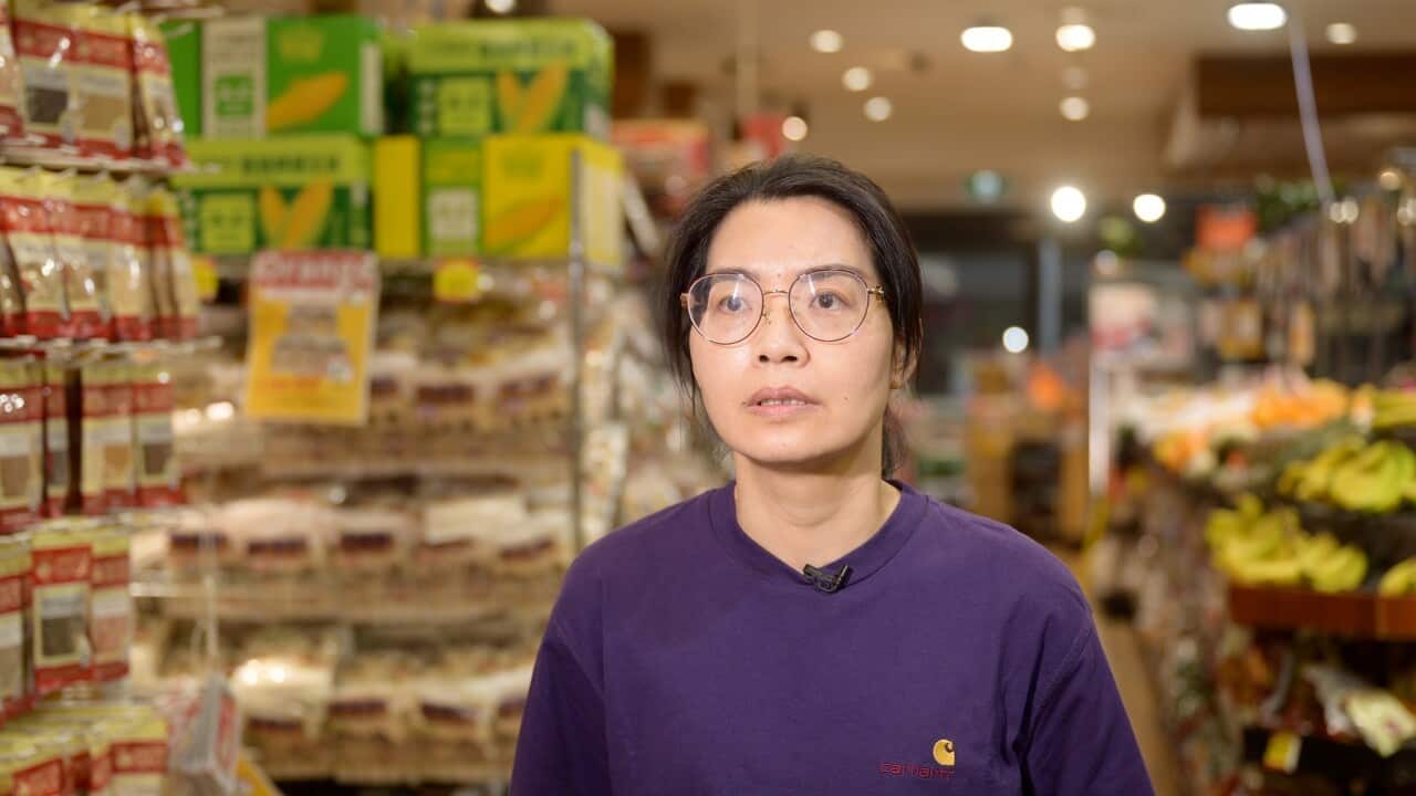 Cashier Lizchen Cai at a Sydney supermarket affected by theft (SBS Chinese George Chan).jpg