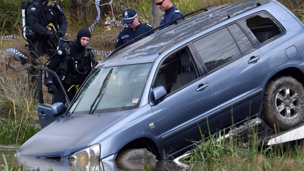 A 4WD is removed from Lake Gladman, Melbourne