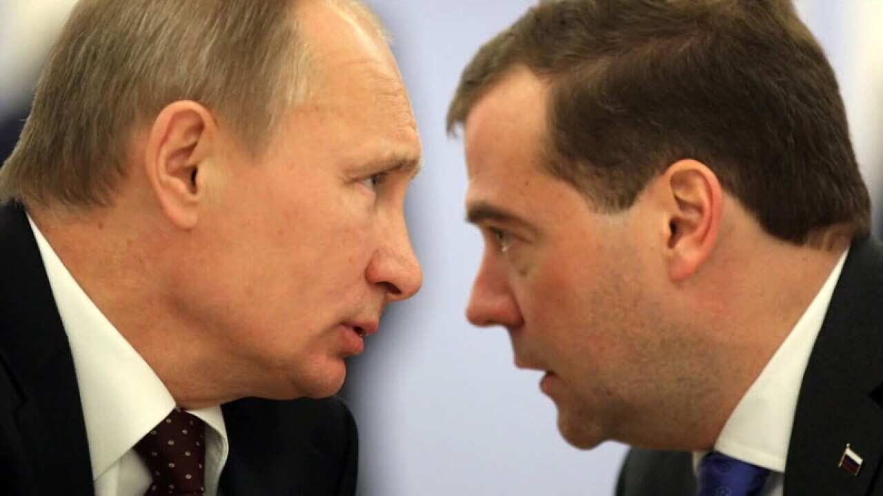 Il presidente russo Putin col Primo Ministro uscente Medvedev