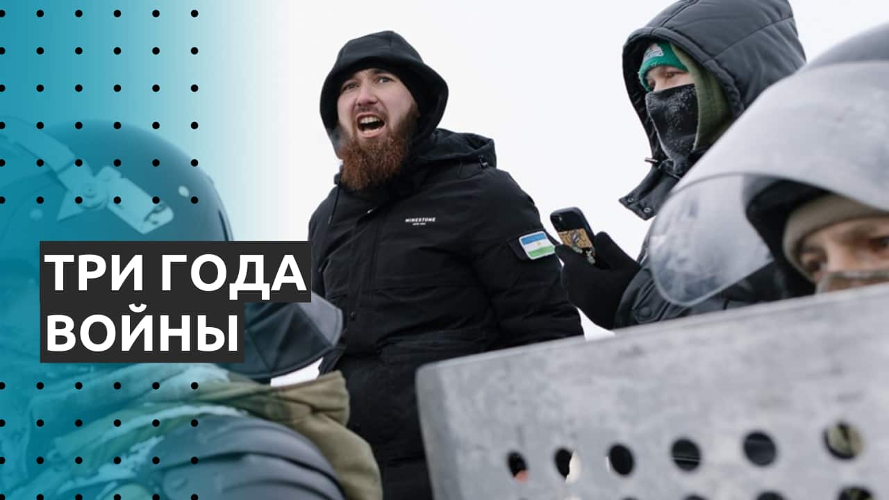 Ilyas Baiguskarov calms the crowd during a protest in Baymak on January 17, 2024 / Photo: OVD-Info