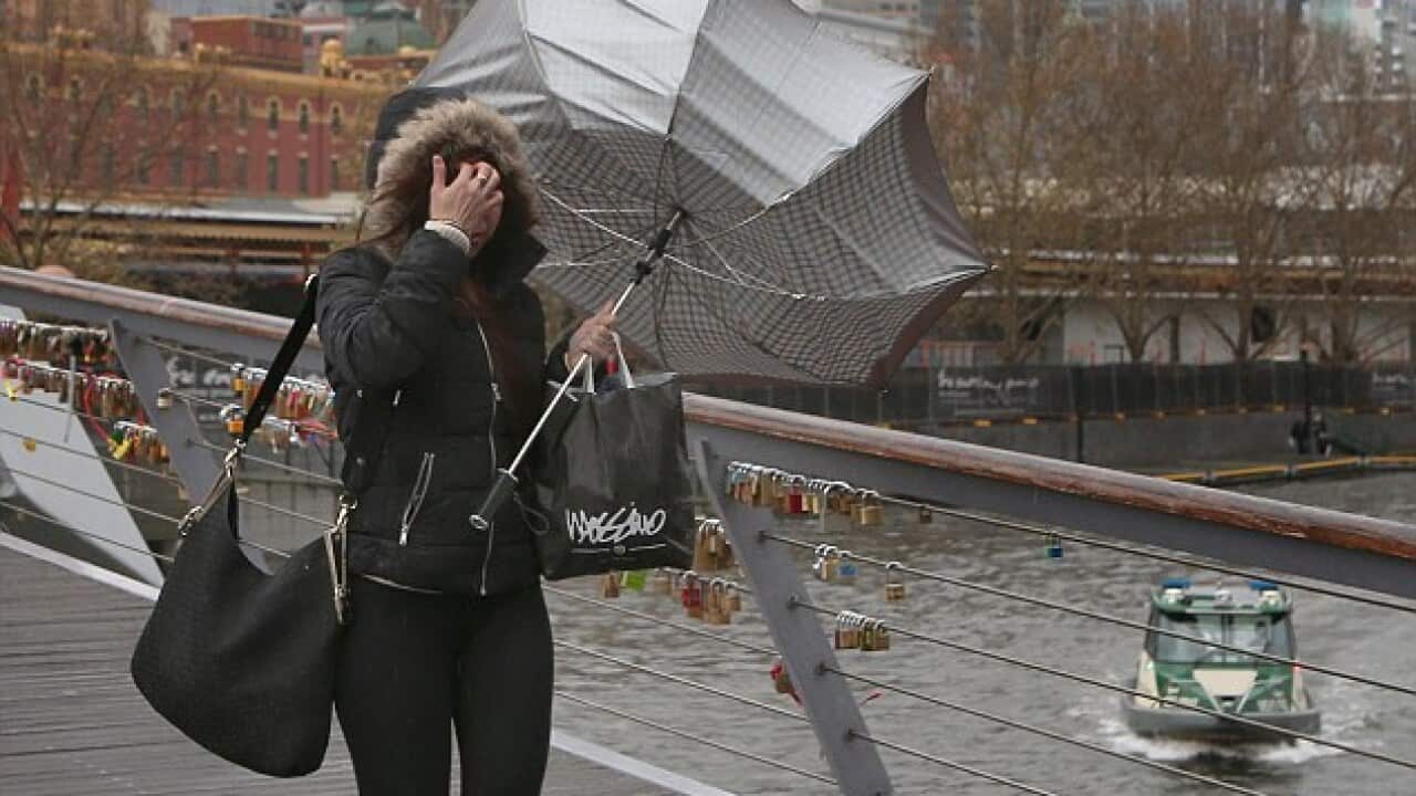 Frio, viento, lluvias y apagones golpean a australianos confinados por COVID-19 en Victoria