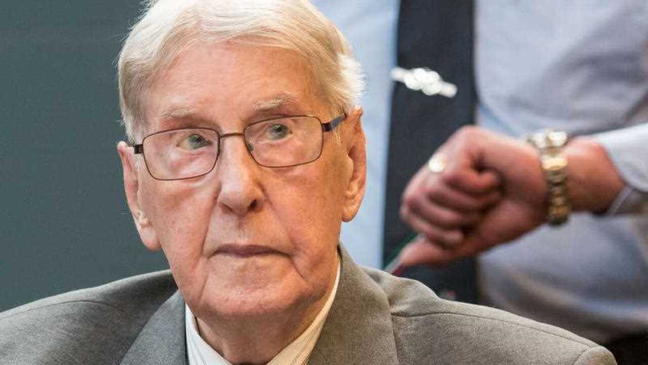 Former SS sergeant Reinhold Hanning who served as a guard at Auschwitz sits in the courtroom in Detmold.