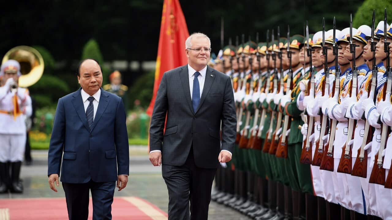 Australian Prime Minister Scott Morrison (right) and his Vietnamese counterpart Nguyn Xuan Phuc inspect a guard of honour.