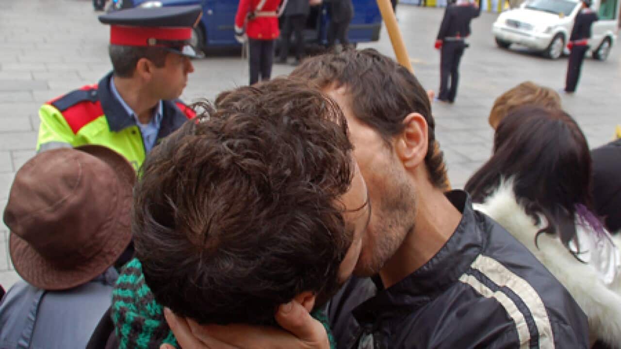 spain_gay_kiss_protest_101108_B_epa_760364942