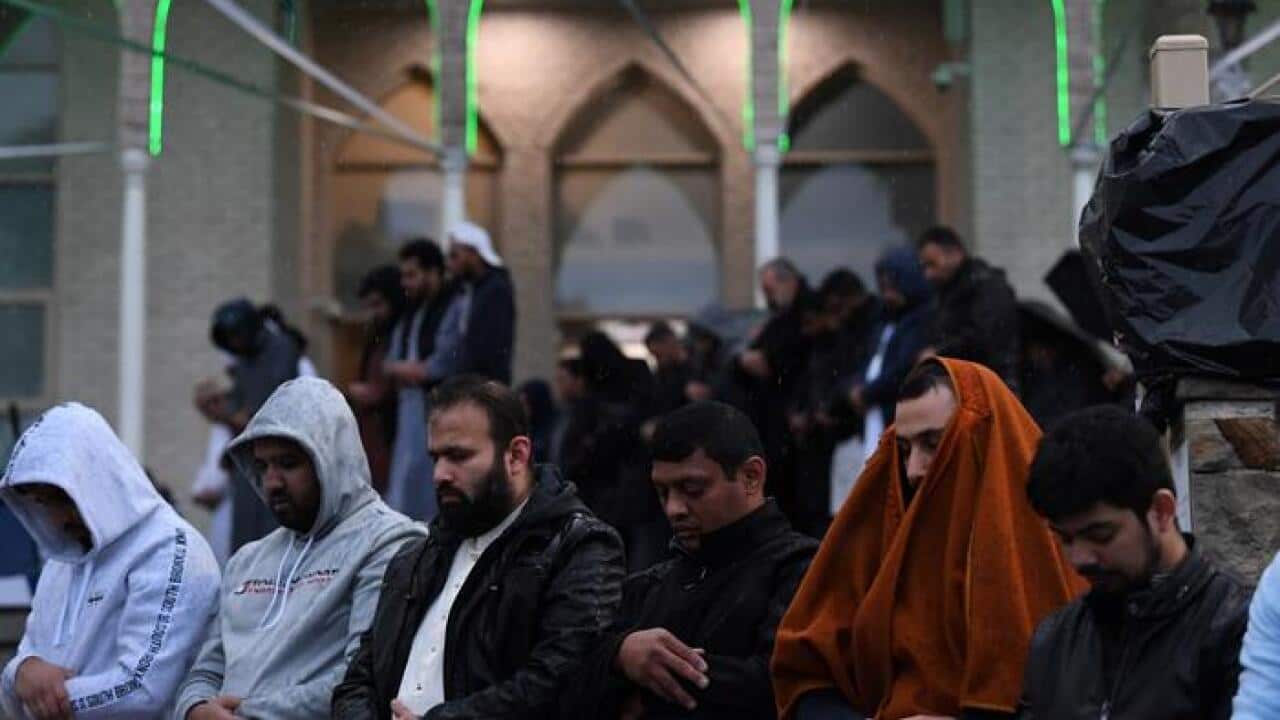 عده‌ای از مسلمانان آسترالیا هنگام ادای نماز جماعت در مسجد لاکیمبا در سیدنی.