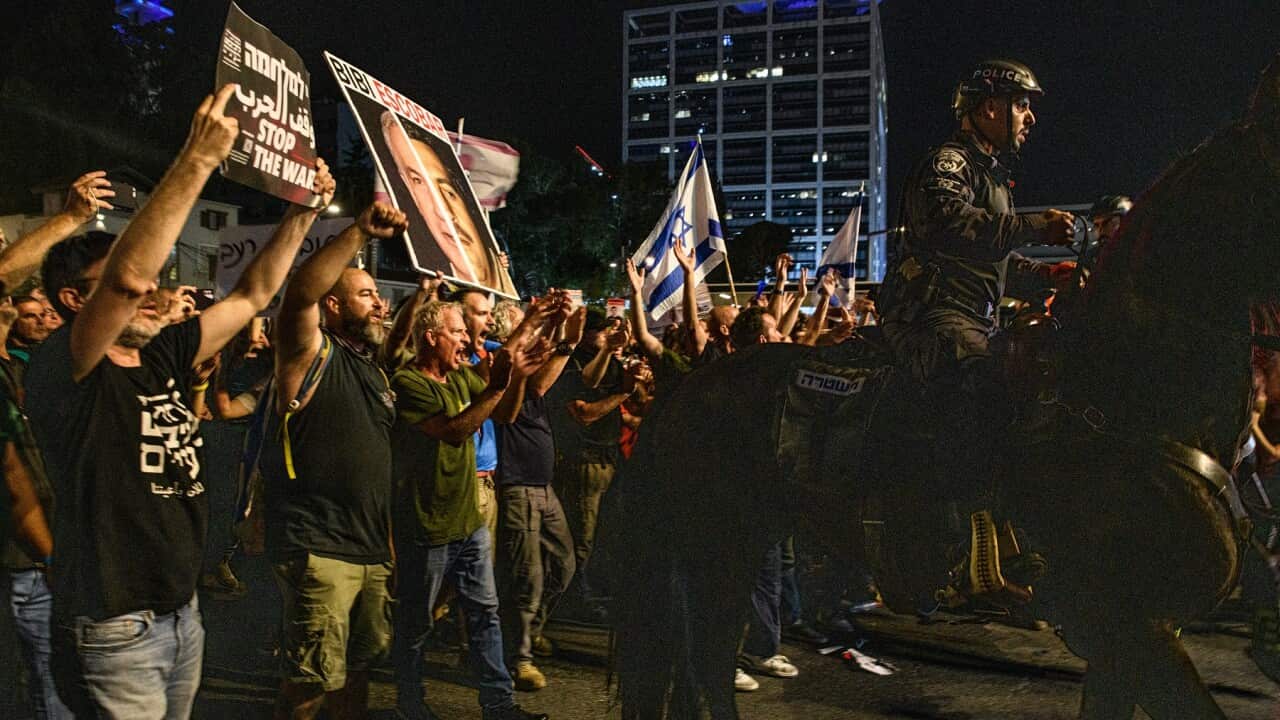 Manifestanti per il rilascio dei prigionieri di Hamas nelle strade di Tel Aviv.
