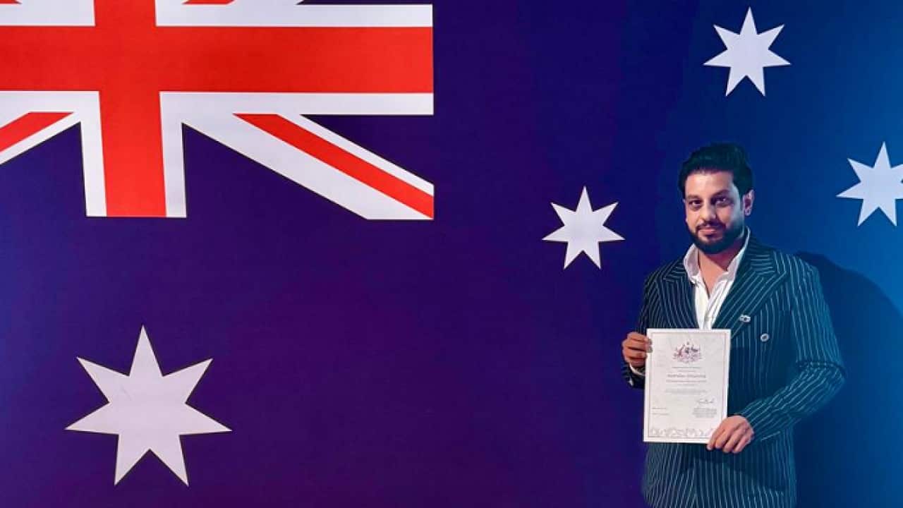 محمد العنزي يستلم الجنسية الاسترالية.png