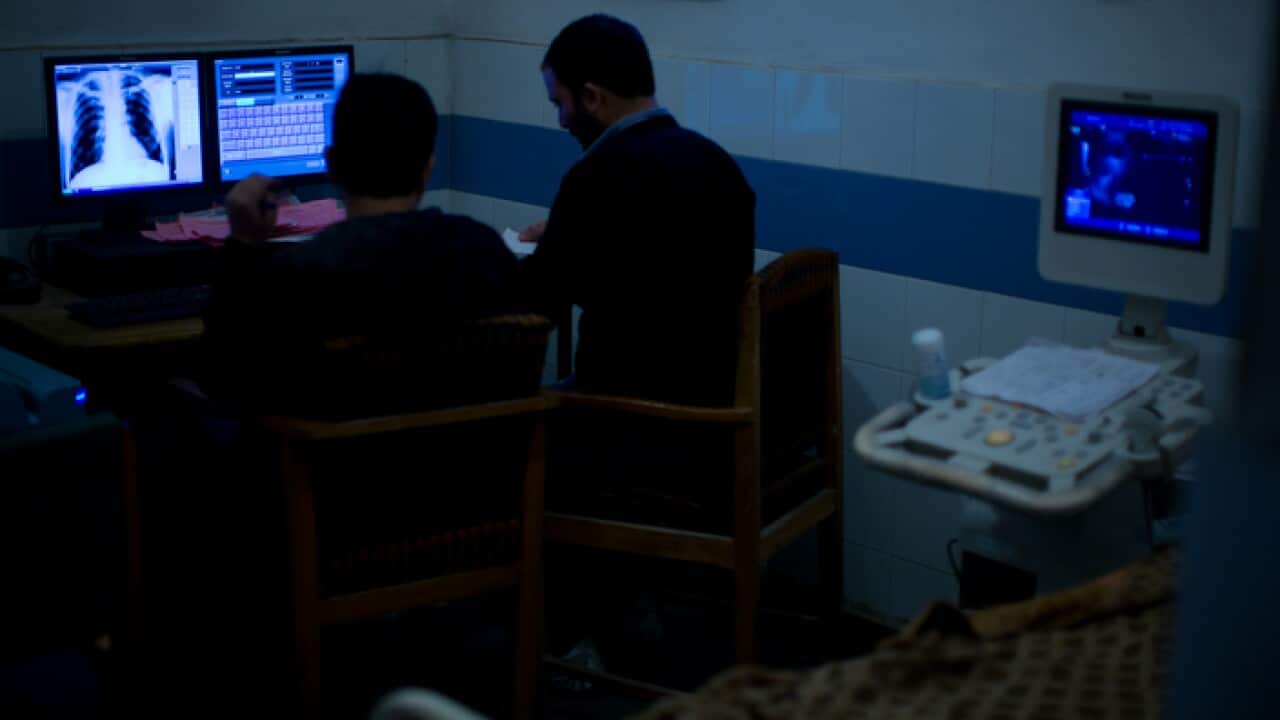 پزشکان در حال بررسی تصاویر ریه یک بیمار