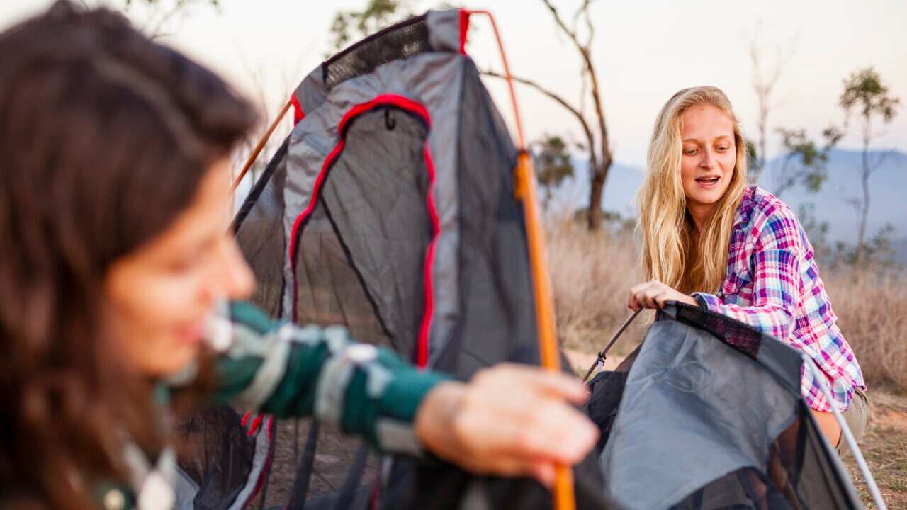 Dua wanita berkhemah di kawasan pendalaman Australia