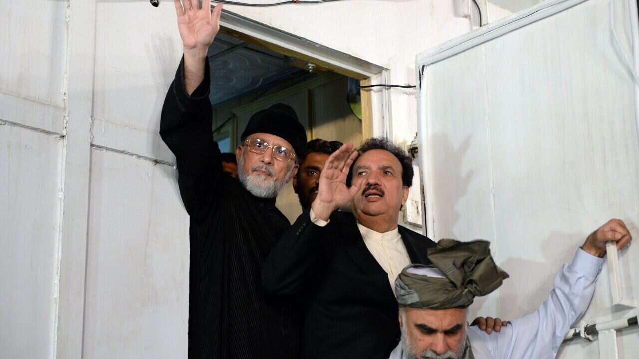 Rehman Malik forced off plane yb angry passengers