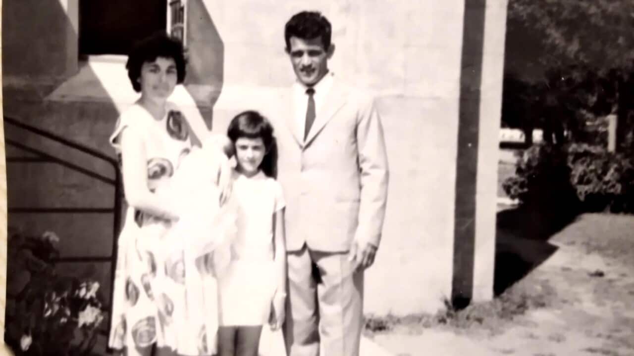 1966 battesimo di Robert con i genitori e la sorella, Mara.jpg