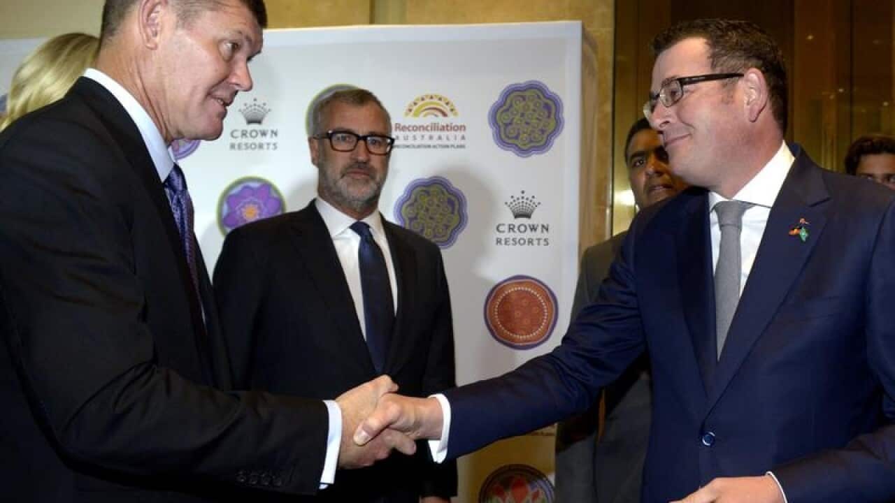 Crown's James Packer (l) shakes hands with Daniel Andrews.