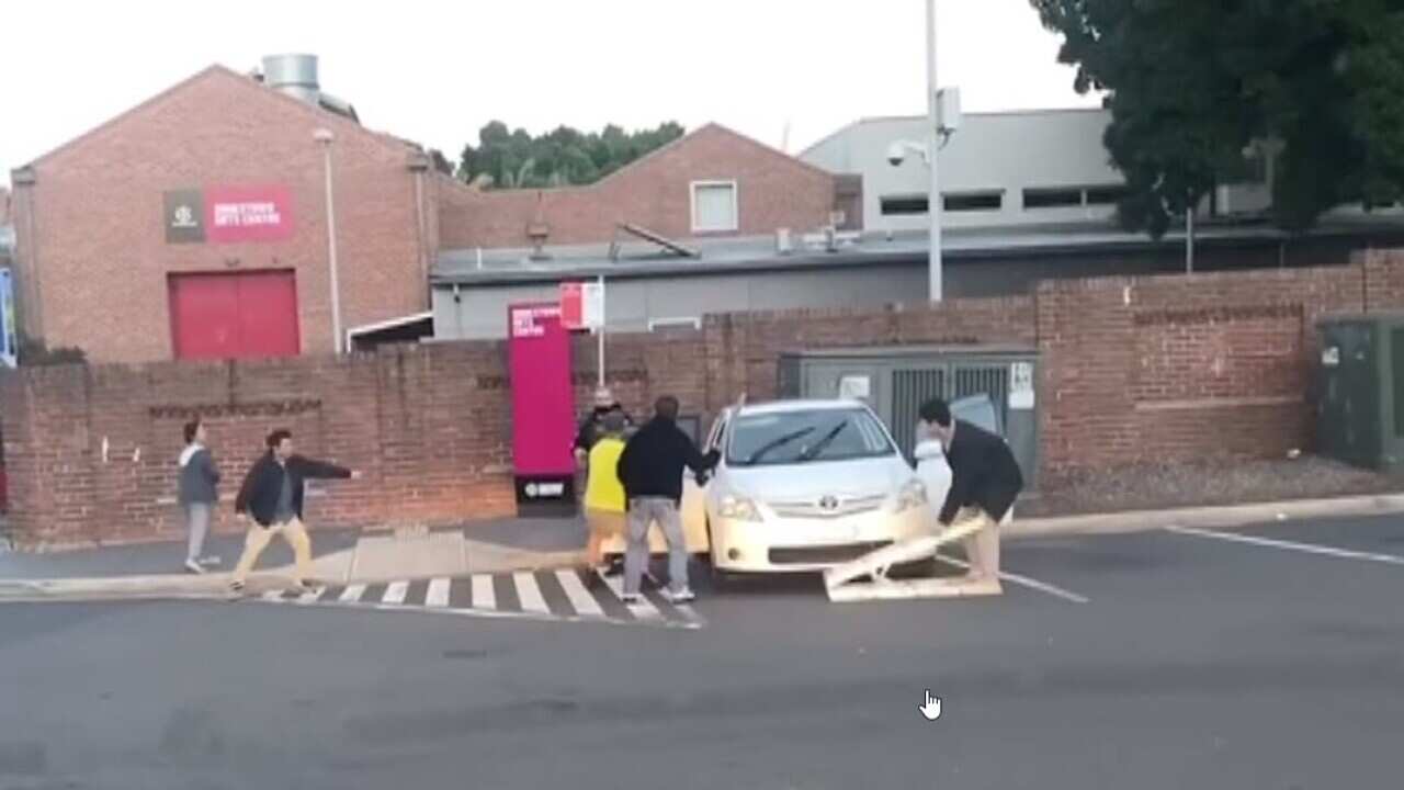 Cướp xe giữa ban ngày ở bãi đậu xe Bankstown, Sydney