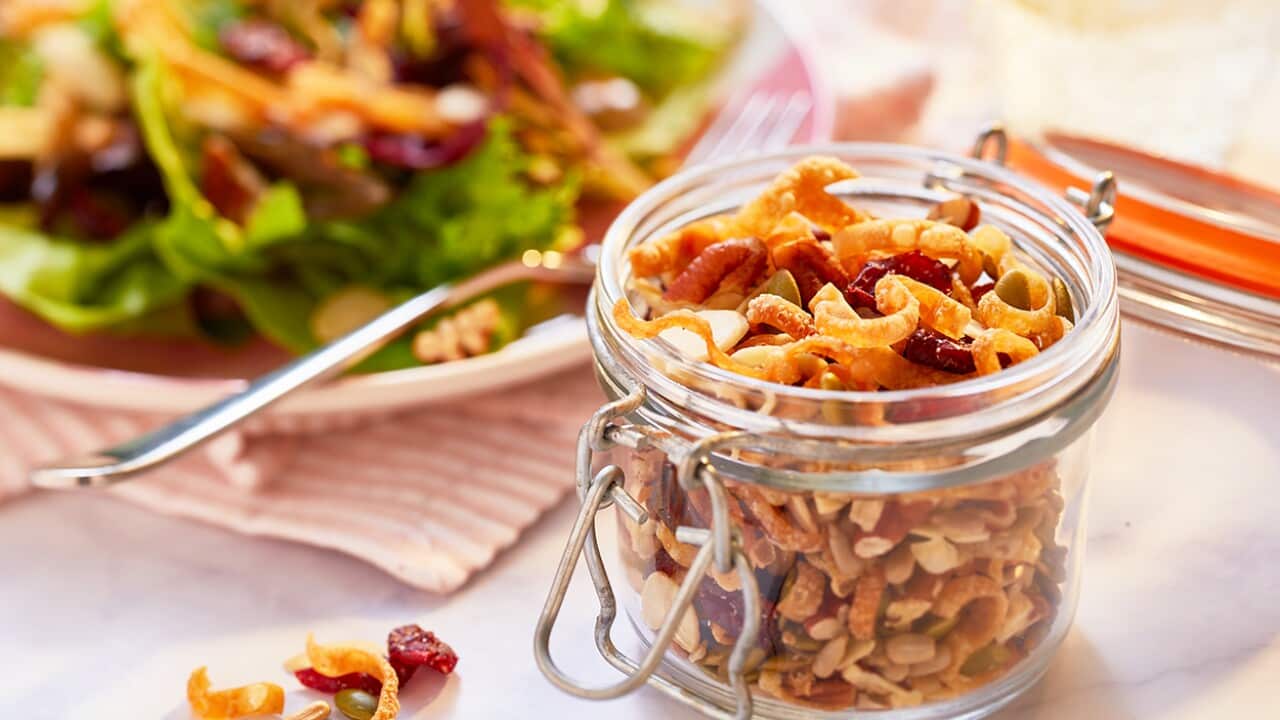 Salad topper