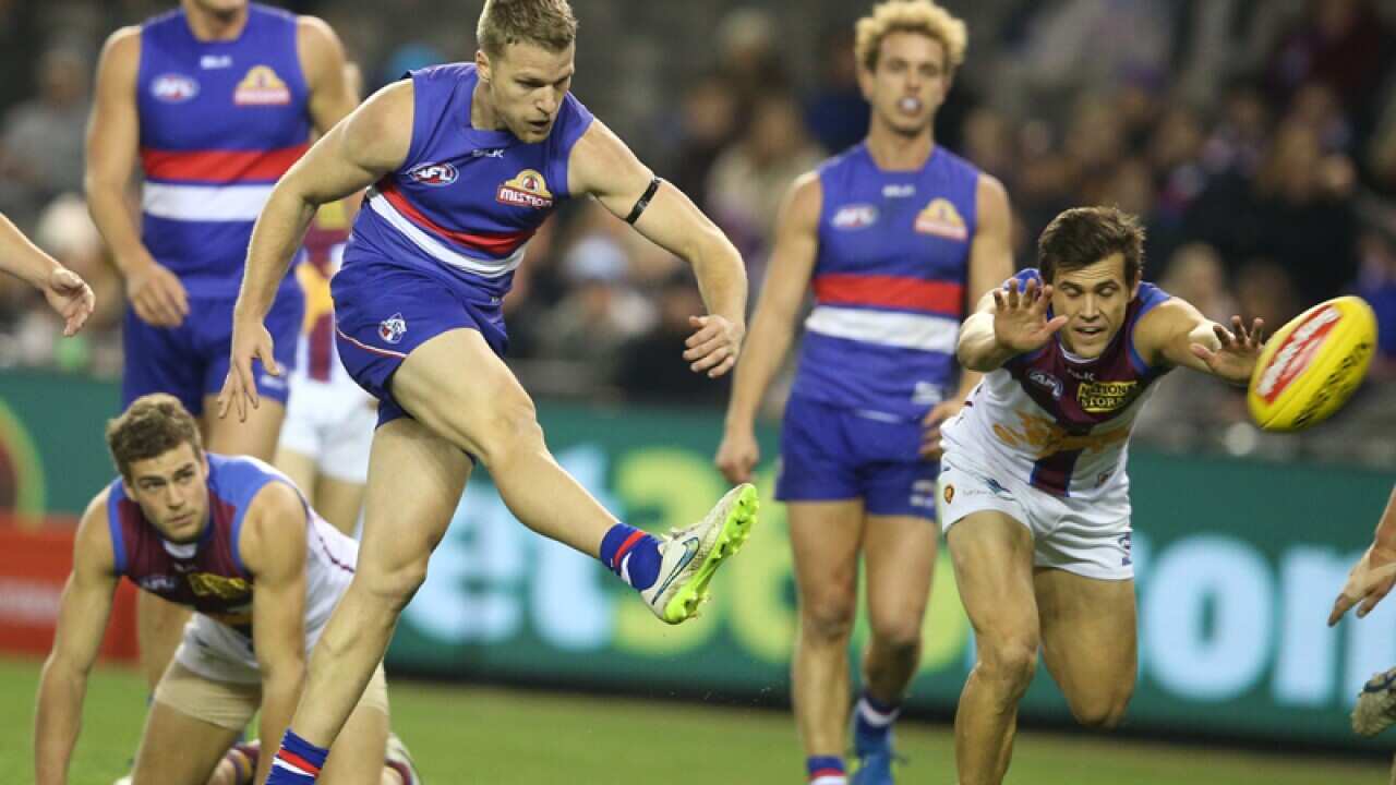 Jake Stringer kicks for goal for the Bulldogs