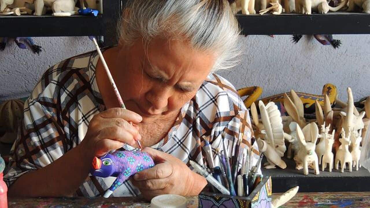 Older woman doing painting - Pixabay