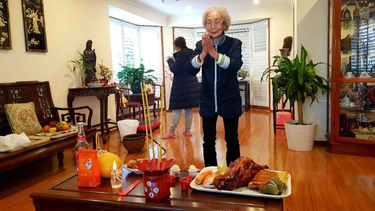 Diane的老母亲在春节前后一直保留着拜神传统