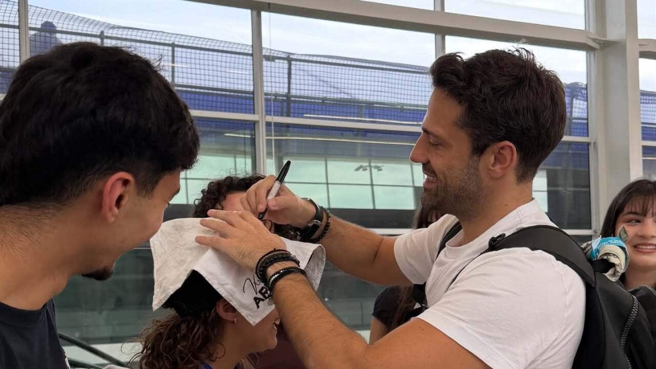 Αργυρός Κωσνταντίνος- Υπογράφει αυτόγραφα- Αδελαΐδα 25-10-2025.jpg