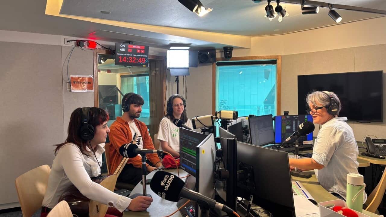 Derya Yıldırım ve Grup Şimsek SBS Melbourne stüdyolarında.jpg