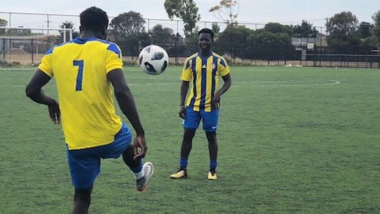 Wavulana wafanya mazoezi ya soka uwanjani