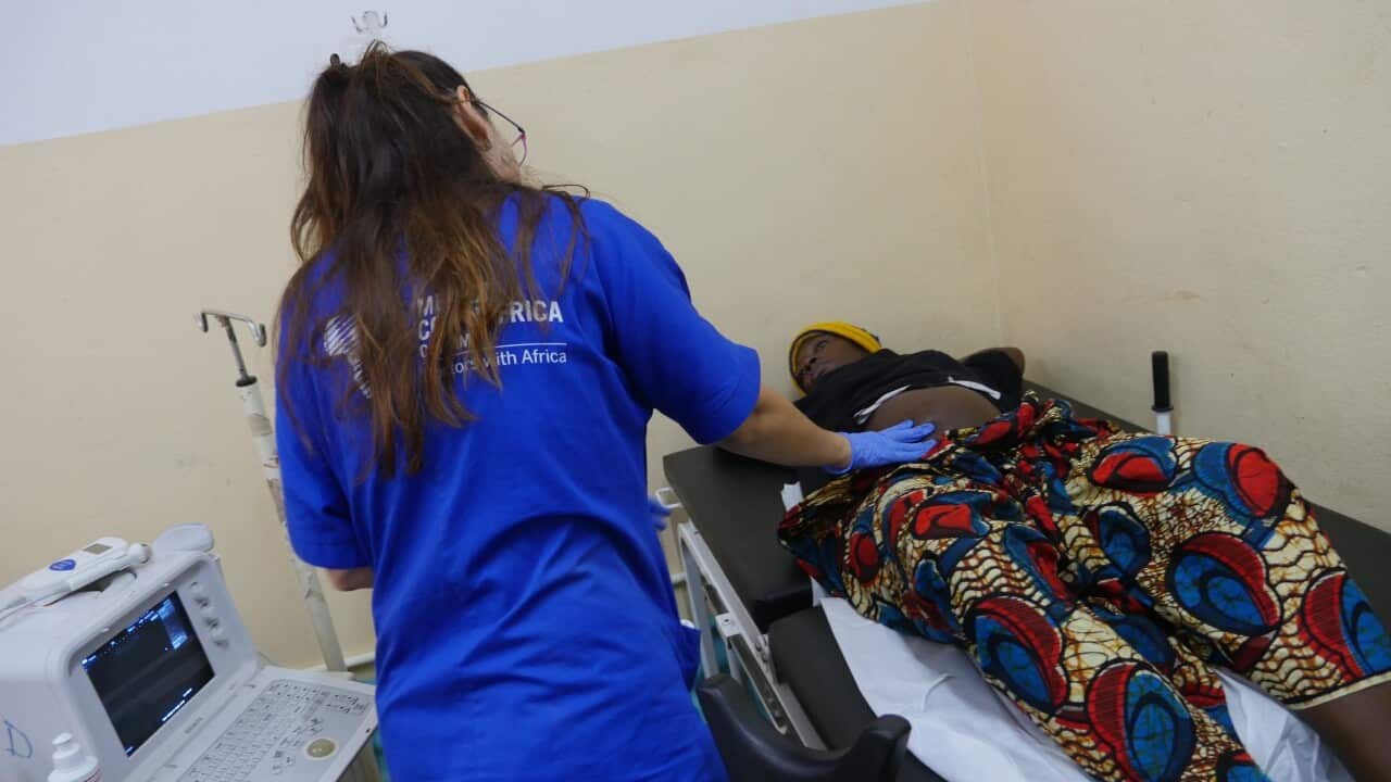 Un medico Cuamm fa una ecografia a una donna in gravidanza al PCMH di Freetown, in Sierra Leone