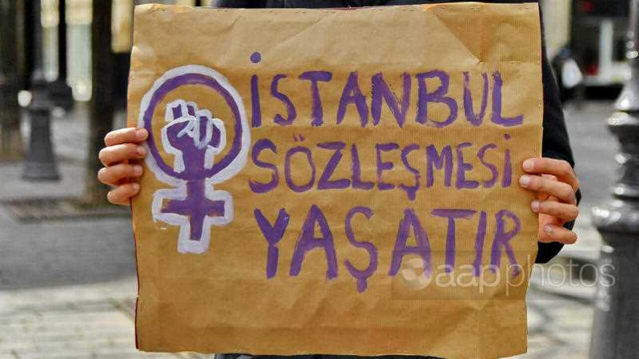 İstanbul  Sözleşmesinden çekilindiği haberinden sonra Paris’te yapılan destek gösterisinden bir kare.