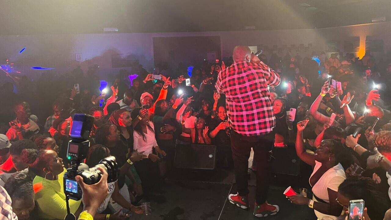 Mejja akiwapa mashabiki dozi zao