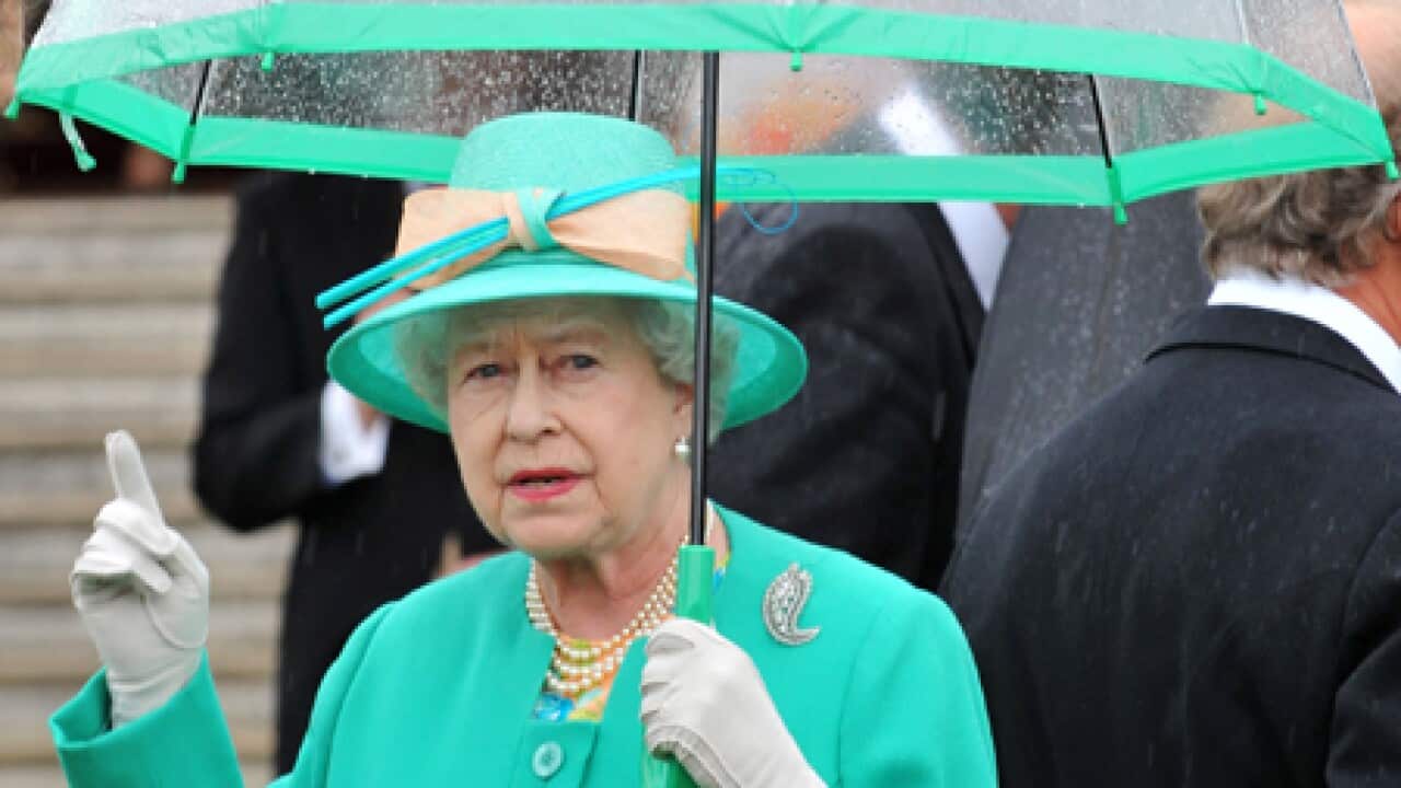 queen_elizabeth_II_umbrella_B_getty_2137502662