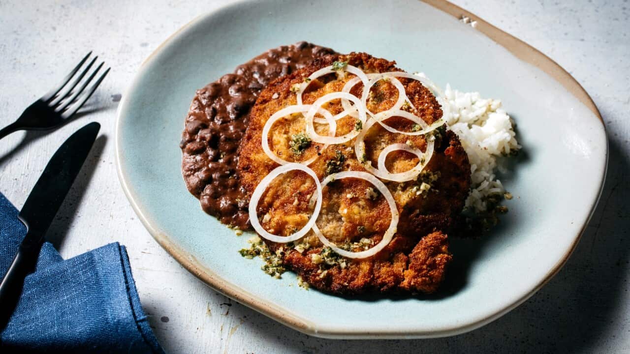 Breaded steak with mojo sauce (Bistec empanizado con mojo)