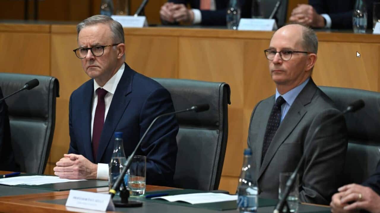 رئس الوزراء أنتوني ألبانيزي والمسؤول الصحي بول كيلي في مؤتمر صحفي في كانبيرا بعد اجتماع المجلس الوزراري الوطني.jpg