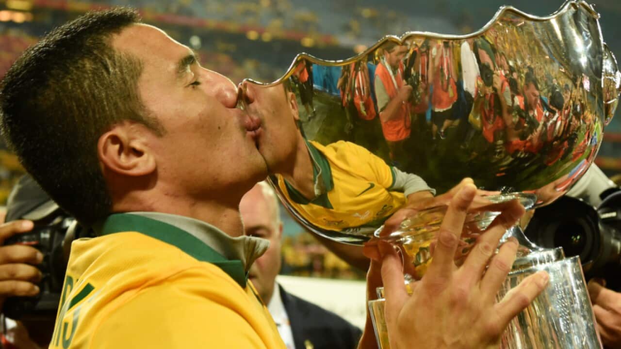 Tim Cahill kissing the Asian Cup trophy in 2015.