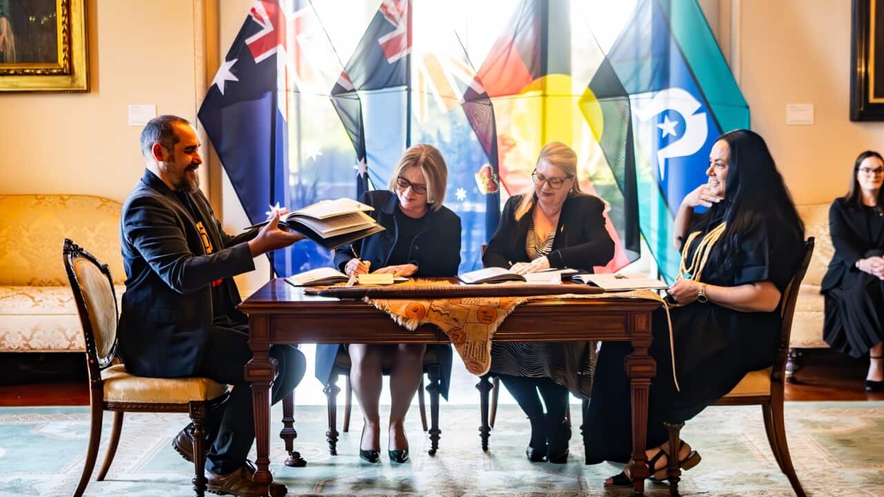 La Premier del Victoria Jacinta Allan insieme alla ministra per il Trattato Natalie Hutchins e i presidenti della First Peoples Assembly Ngarra Murray e Rueben Berg alla firma del documento sul Trattato alla Government House a Melbourne.